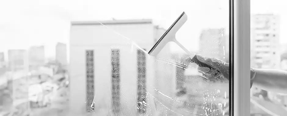 Nahaufnahme einer hydrophob beschichteten Glasoberfläche mit ablaufenden Tropfen