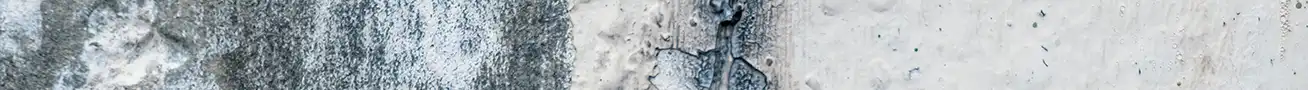 Betonwand mit Vergleich zwischen Oberflächenschutz und tief eindringendem Schutz gegen Feuchtigkeit und Frost-Tau-Schäden