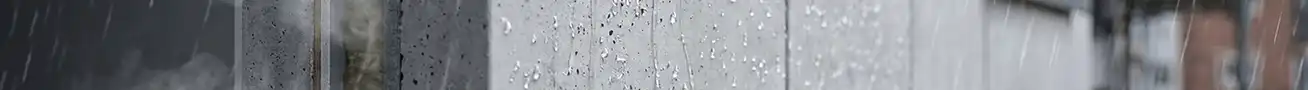 Vergleich zwischen traditioneller Abdichtungsbeschichtung und diffusionsoffenem hydrophobem Fassadenschutz bei starkem Regen