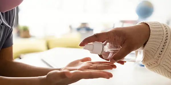 Hände waschen mit Seife und Desinfektionsmittel für Hygiene