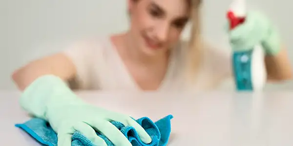 Wie desinfiziere ich meine Küchenarbeitsplatte sicher?