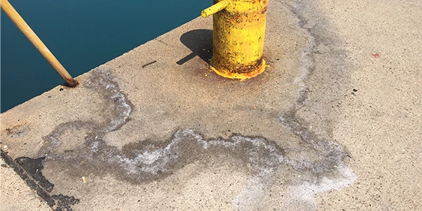 wie man Ölflecken von Beton entfernt